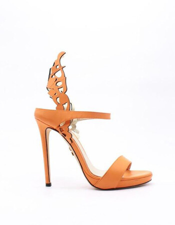 حذاء برتقالي من مجموعة انس يونس