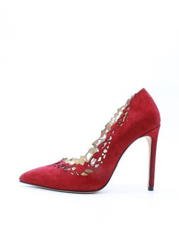 حذاء أحمر غامق من مجموعة انس يونس